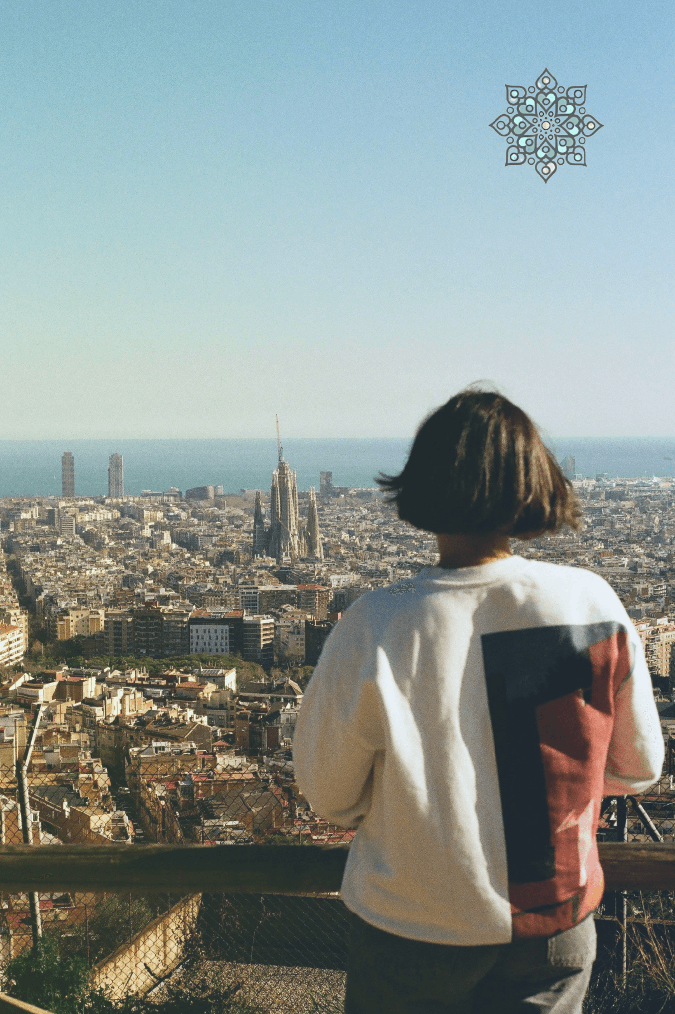 Persona viajando sola observando Barcelona desde una terraza con la Sagrada Familia al fondo