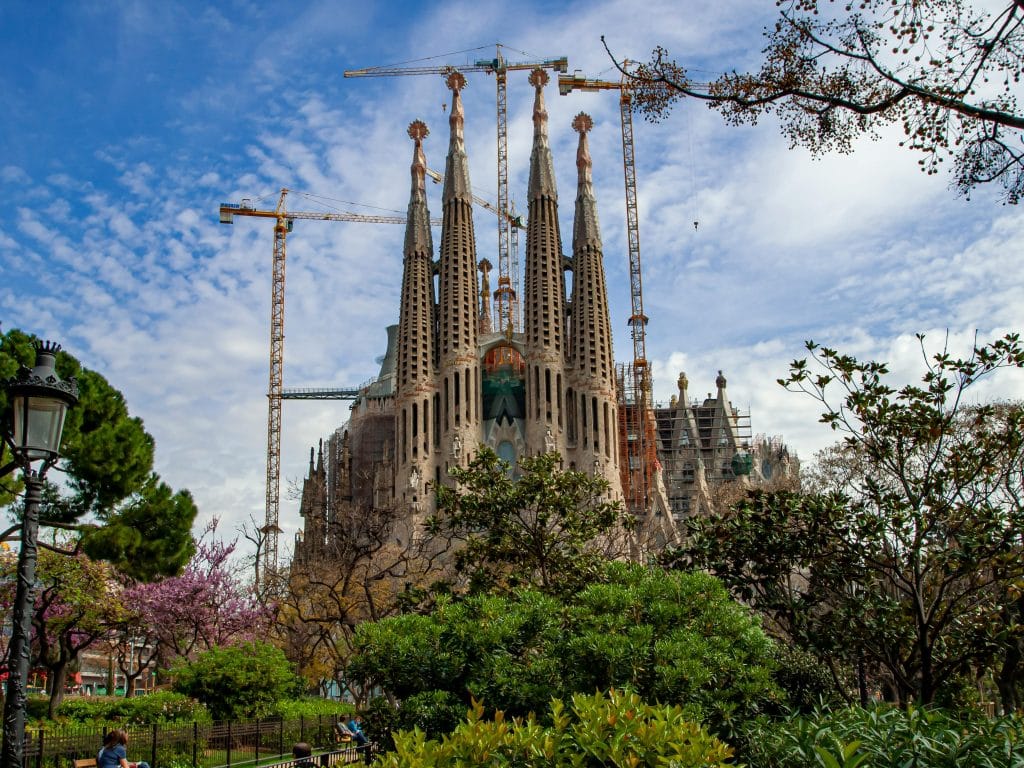 La Sagrada Familia: el templo que toca el cielo, la iglesia más alta del mundo.