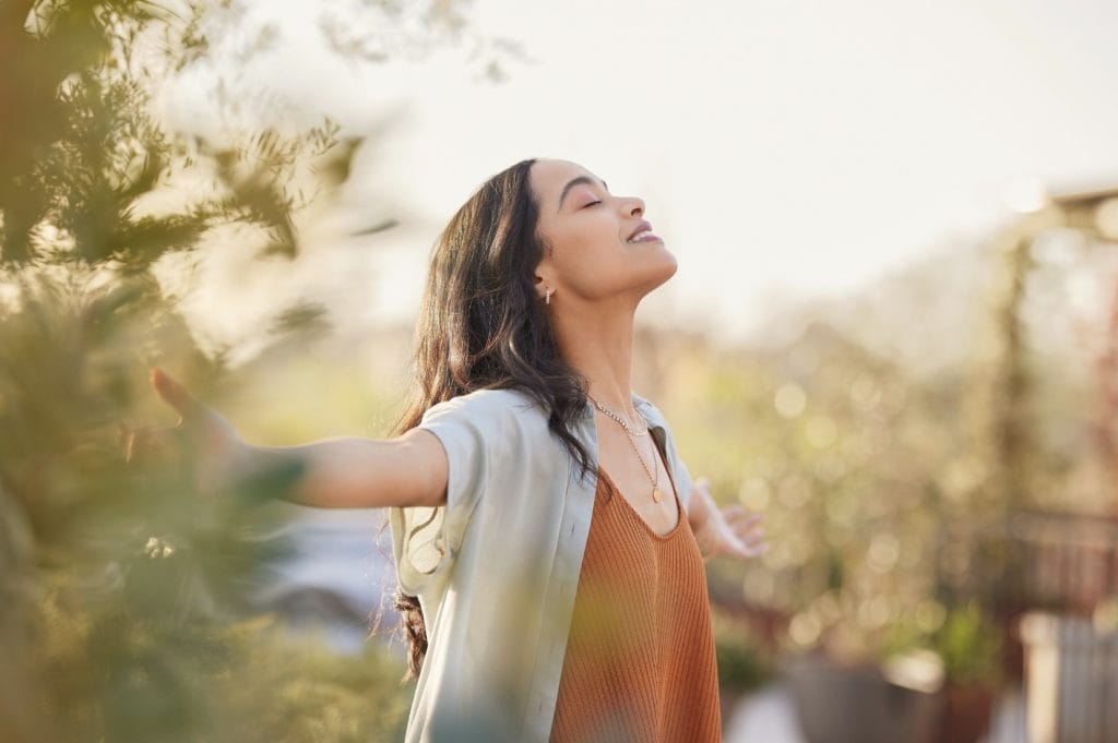 Mujer respira calma